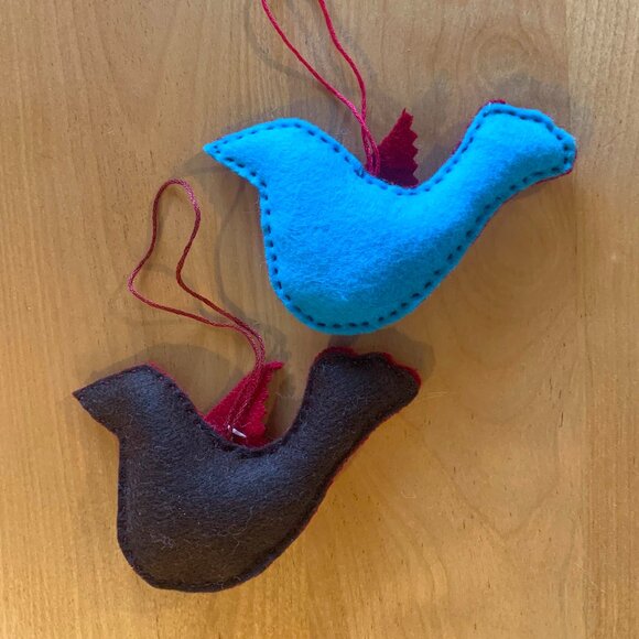 Pair of Hand Embroidered BIRD ORNAMENTS. NEW (Lot 7) - Picture 3 of 4